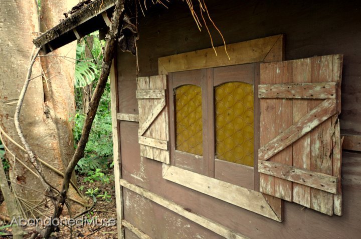 DSC_9555.JPG - Other side...cute window