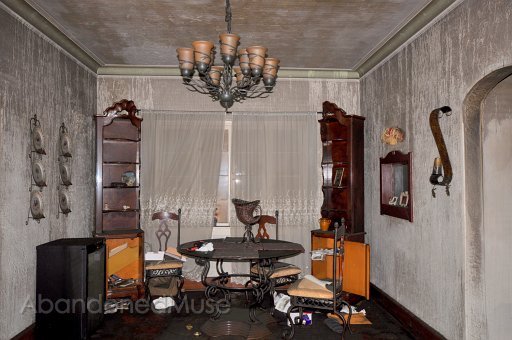 DSC_9374.jpg - Living room as you walk in